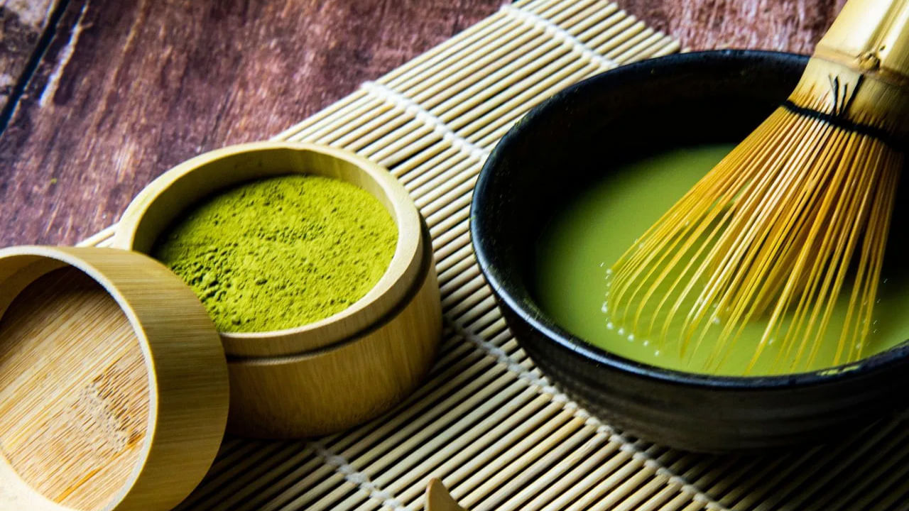 మాచా గ్రీన్ టీలో యాంటీఆక్సిడెంట్లు, విటమిన్లు ఎ, సి, కె, ఇ , బి కాంప్లెక్స్, సెలీనియం, క్రోమియం, జింక్, మెగ్నీషియం వంటి అనేక పోషకాలు కూడా ఉన్నాయి. ఈ గ్రీన్ టీ ఆరోగ్యానికి చాలా మేలు చేస్తుంది. అయితే ఇందులో కెఫిన్ మొత్తం సాధారణ గ్రీన్ టీ కంటే ఎక్కువ.