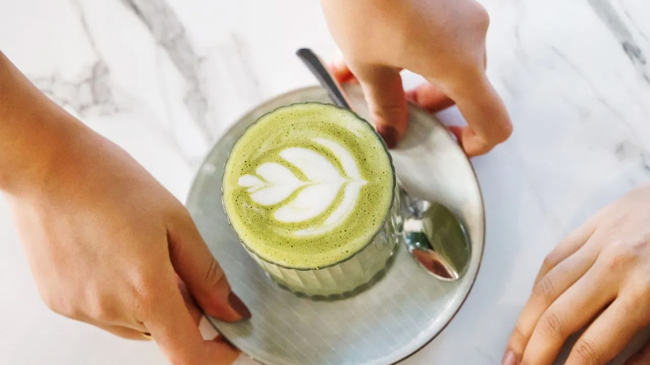 మాచా గ్రీన్ టీ ఆరోగ్యానికి చాలా మేలు చేస్తుంది. ఇందులో అధిక మొత్తంలో కెఫిన్ , అల్లంటోయిన్ ఉంటాయి. దీనివల్ల ఇవి శక్తి , దృష్టిని పెంచడంలో సహాయపడతాయి. ఇందులో అధిక మొత్తంలో క్లోరోఫిల్ ఉంటుంది. దీనివల్ల ఇది శరీరాన్ని నిర్విషీకరణ చేయడంలో సహాయపడుతుంది.  
