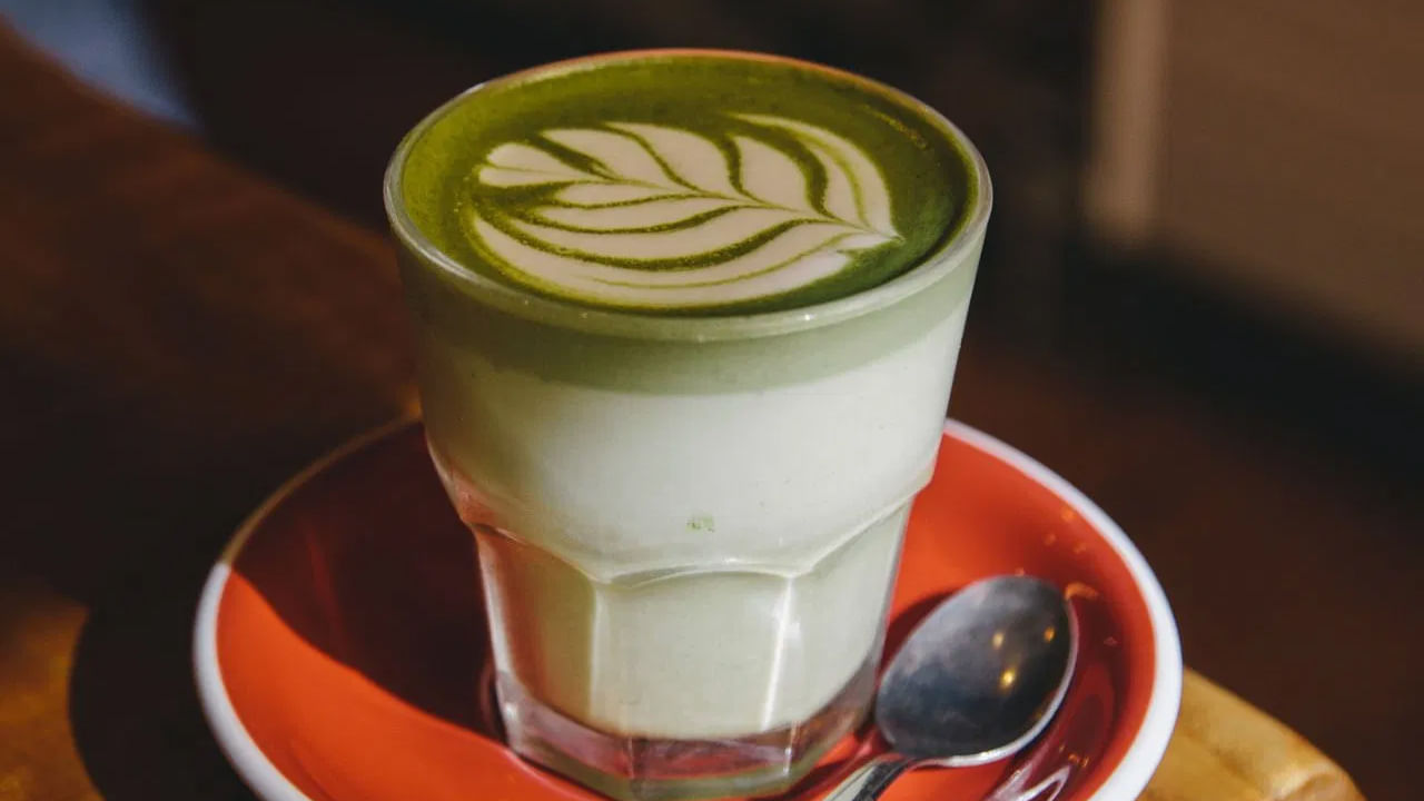 మాచా గ్రీన్ టీలో కేలరీలు తక్కువగా ఉంటాయి. శరీరాన్ని ఆరోగ్యంగా ఉంచే మాచా గ్రీన్ టీ లుటిన్ , కాటెచిన్స్ అనే పోషకాలు ఉంటాయి. ఇవి జీవక్రియను పెంచుతాయి. ఇది బరువు తగ్గడానికి కూడా సహాయపడతాయి. కనుక బరువు తగ్గాలనుకునే వారికి ఈ గ్రీన్ టీ ఉత్తమమైనది.  