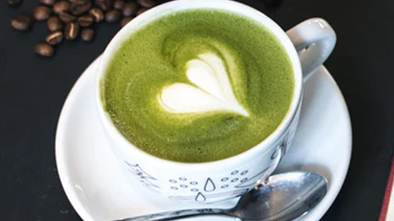 మాచా గ్రీన్ టీ జపాన్‌కు చెందిన ఒక రకమైన గ్రీన్ టీ. దీనిలో ఆకుపచ్చ ఆకులను పొడిగా చేసి ఉపయోగిస్తారు. సాధారణ గ్రీన్ టీలో ఆకులను నీటిలో నానబెట్టి ఉపయోగిస్తారు. అయితే ఈ మాచా టీలో మొత్తం పొడిని ఉపయోగిస్తారు. హెల్త్‌లైన్ ప్రకారం మాచా గ్రీన్ టీలో గుండె ఆరోగ్యం, బరువు తగ్గడం, ఆరోగ్యానికి ప్రయోజనకరమైన యాంటీ ఆక్సిడెంట్లు ఉంటాయి.  
 