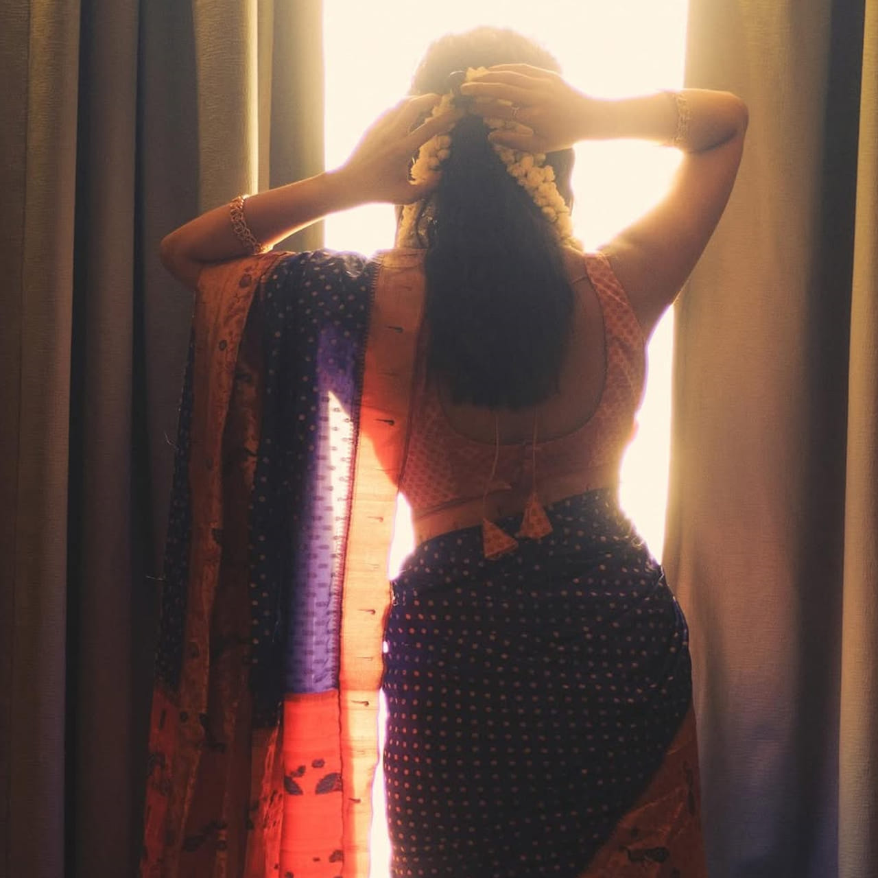 ప్రస్తుతం తెలుగులో మోస్ట్ క్రేజీ హీరోయిన్. ఇప్పుడిప్పుడే బ్యాక్ టూ బ్యాక్ హిట్స్ అందుకుంటూ స్టార్ స్టేటస్ అందుకుంది. తక్కువ సమయంలోనే తనకంటూ మంచి గుర్తింపు తెచ్చుకున్న ఈ వయ్యారి.. ఒకప్పుడు ట్రోల్స్ తట్టుకోలేక డిప్రెషన్ లోకి వెళ్లిపోయిందట.  ప్రస్తుతం నెట్టింట ఫోటోలతో రచ్చ చేస్తుంది. ఇంతకీ ఈ వయ్యారి ఎవరో తెలుసా.. ? 