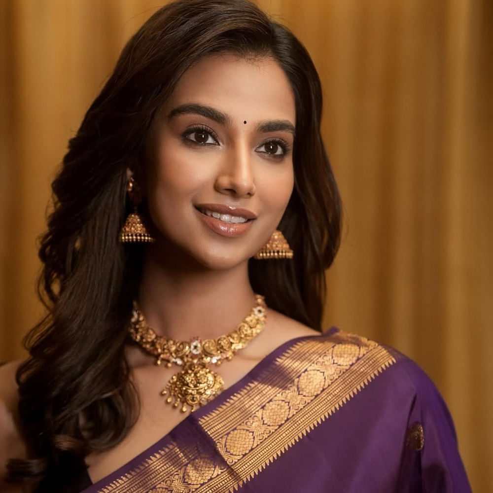 ఆ తర్వాత కొన్నాళ్లకు రవితేజ సరసన ఖిలాడీ మూవీతో మరోసారి తెలుగు సినీప్రియులను అలరించింది. కొన్నాళ్లు ఆడపాదడపా చిత్రాల్లో కనిపించిన ఈ వయ్యారి.. హిట్ 2 సినిమాతో భారీ విజయాన్ని ఖాతాలో వేసుకుంది. ఈ సినిమా తర్వాత తెలుగులో ఈ అమ్మడుకు వరుస ఆఫర్స్ వచ్చాయి.