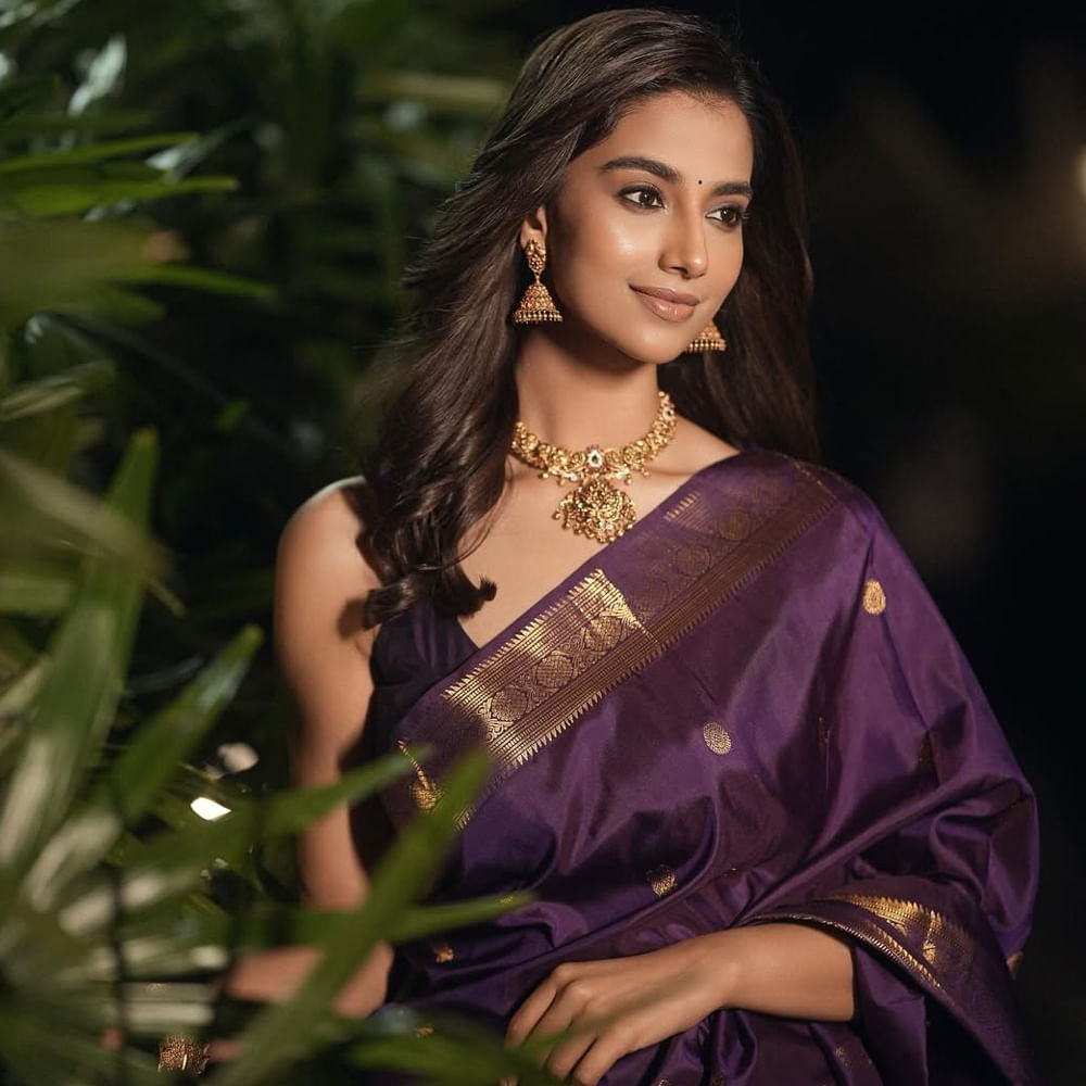 వెంటనే మహేష్ బాబు నటించిన గుంటూరు కారం చిత్రంలో చిన్న పాత్ర పోషించింది. ఆ తర్వాత మలయాళీ స్టార్ హీరో దుల్కర్ సల్మాన్ జోడిగా లక్కీ భాస్కర్ చిత్రంలో నటించింది. ఈ మూవీ బ్లాక్ బస్టర్ హిట్ కావడమే కాకుండా ఏకంగా రూ.100 కోట్లకు పైగా వసూళ్లు రాబట్టింది. ఇందులో గృహిణిగా అద్భుతమైన నటనతో కట్టిపడేసింది.