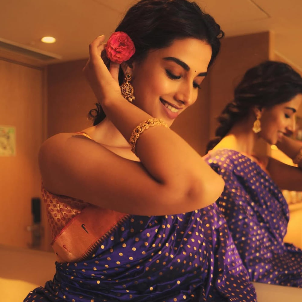 ఆ తర్వాత వచ్చిన లక్కీ భాస్కర్ సినిమా తన మానసిక స్థితిని మార్చిందని.. ఆ మూవీ సూపర్ హిట్ అయ్యిందని చెప్పుకొచ్చింది. దుల్కర్ సల్మాన్ హీరోగా నటించిన ఈ చిత్రంలో మీనాక్షి నటనకు విమర్శకుల ప్రశంసలు వచ్చాయి. ఇప్పుడు తన సినిమాల కథల ఎంపికలో మరిన్ని జాగ్రత్లు తీసుకుంటున్నట్లు తెలిపింది. 