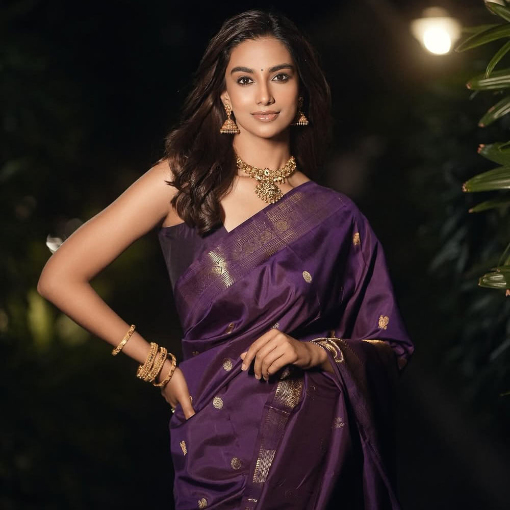 తాజాగా ఈ అమ్మడు నెట్టింట గ్లామర్ ఫోటోష్ షేర్ చేస్తూ అభిమానులకు షాకిస్తుంది. ఇటీవల వైట్ డ్రెస్ లో గ్లామర్ లుక్స్ తో నెట్టింట అరాచకం సృష్టించిన ఈ ముద్దుగుమ్మ.. ఇప్పుడు ఆకుపచ్చ చీరకట్టులో మెస్మరైజ్ చేస్తుంది. తాజాగా ఈ అమ్మడు షేర్ చేసిన అందమైన ఫోటోస్ నెటిజన్లను ఆకట్టుకుంటున్నాయి.
