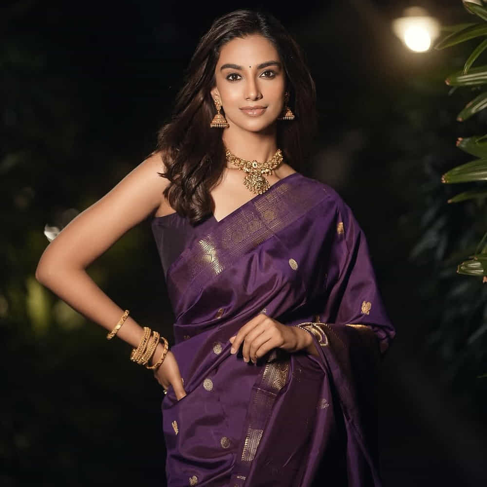 తాజాగా ఈ అమ్మడు నెట్టింట గ్లామర్ ఫోటోష్ షేర్ చేస్తూ అభిమానులకు షాకిస్తుంది. ఇటీవల వైట్ డ్రెస్ లో గ్లామర్ లుక్స్ తో నెట్టింట అరాచకం సృష్టించిన ఈ ముద్దుగుమ్మ.. ఇప్పుడు ఆకుపచ్చ చీరకట్టులో మెస్మరైజ్ చేస్తుంది. తాజాగా ఈ అమ్మడు షేర్ చేసిన అందమైన ఫోటోస్ నెటిజన్లను ఆకట్టుకుంటున్నాయి. 