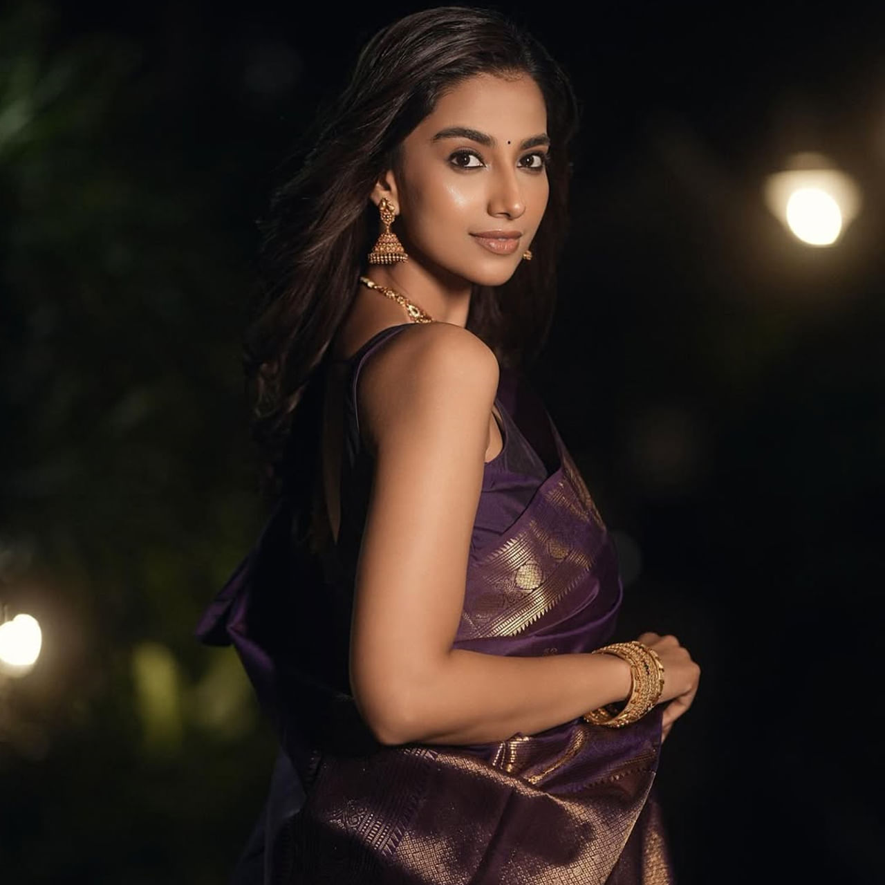 హీరోయిన్ మీనాక్షి చౌదరీ.. తెలుగు సినీప్రియులకు పరిచయం అవసరంలేని పేరు. 2017లో మిస్ ఐఎమ్ఏ పోటీల్లో పాల్గొన్న ఈ ముద్దుగుమ్మ.. ఇప్పుడు తెలుగులోనే మోస్ట్ వాంటెడ్ హీరోయిన్. సుశాంత్ నటించిన ఇచ్చట వాహనములు నిలుపరాదు సినిమాతో తెలుగు తెరకు పరిచయమైంది ఈ వయ్యారి. 