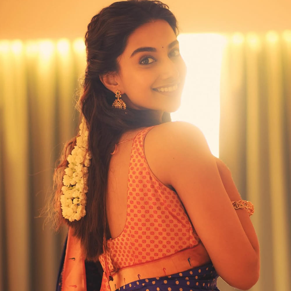 ఆమె మరెవరో కాదండి.. హీరోయిన్ మీనాక్షి చౌదరి. గతేడాది లక్కీ భాస్కర్ సినిమాతో సూపర్ హిట్ అందుకుంది. ఇక ఈ సంవత్సరం సంక్రాంతికి వస్తున్నాం మూవీతో అడియన్స్ ముందుకు వచ్చింది. డైరెక్టర్ అనిల్ రావిపూడి, వెంకటేశ్ కాంబోలో వచ్చిన ఈ చిత్రం బాక్సాఫీస్ వద్ద రూ.300 కోట్లు రాబట్టింది. 