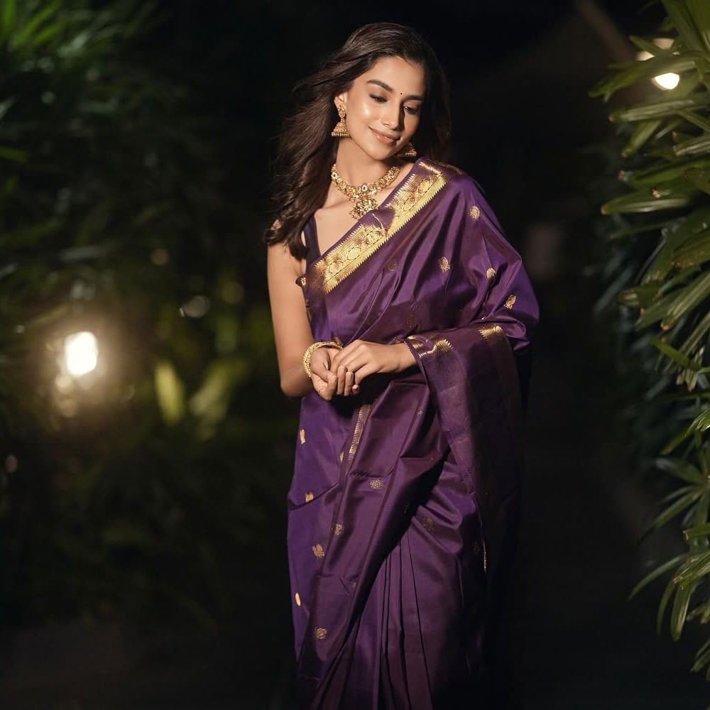 ఇక ఇటీవలే సంక్రాంతికి వస్తున్నాం సినిమాతో హిట్ అందుకుంది.ఇందులో వెంకటేశ్, ఐశ్వర్య రాజేశ్ ప్రధాన పాత్రలు పోషించిన సంగతి తెలిసిందే. ఈ సినిమా తర్వాత వరుస ప్రాజెక్ట్స్ ప్రకటిస్తుందని అనుకున్నారు. కానీ అలా కాకుండా ఇండస్ట్రీలో సైలెంట్ అయ్యింది ఈ ముద్దుగుమ్మ. ప్రస్తుతం సోషల్ మీడియాలో చాలా యాక్టివ్.