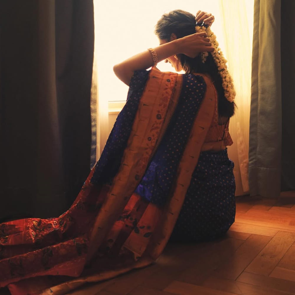 ఈ ఏడాది ప్రారంభంలోనే బ్లాక్ బస్టర్ హిట్ అందుకుంది. ఆమె నటించిన చిత్రం రూ.300 కోట్లకు పైగా వసూళ్లు రాబట్టి బాక్సాఫీస్ వద్ద సెన్సేషన్ క్రియేట్ చేసింది. దీంతో ఈ బ్యూటీకి తెలుగులో మరిన్ని ఆఫర్స్ క్యూ కట్టాయి. ప్రస్తుతం ఈ అమ్మడు చేతినిండా సినిమాలతో బిజీగా ఉంది. పైన ఫోటోలో కనిపిస్తున్న హీరోయిన్ ఎవరో తెలుసా.. ? 