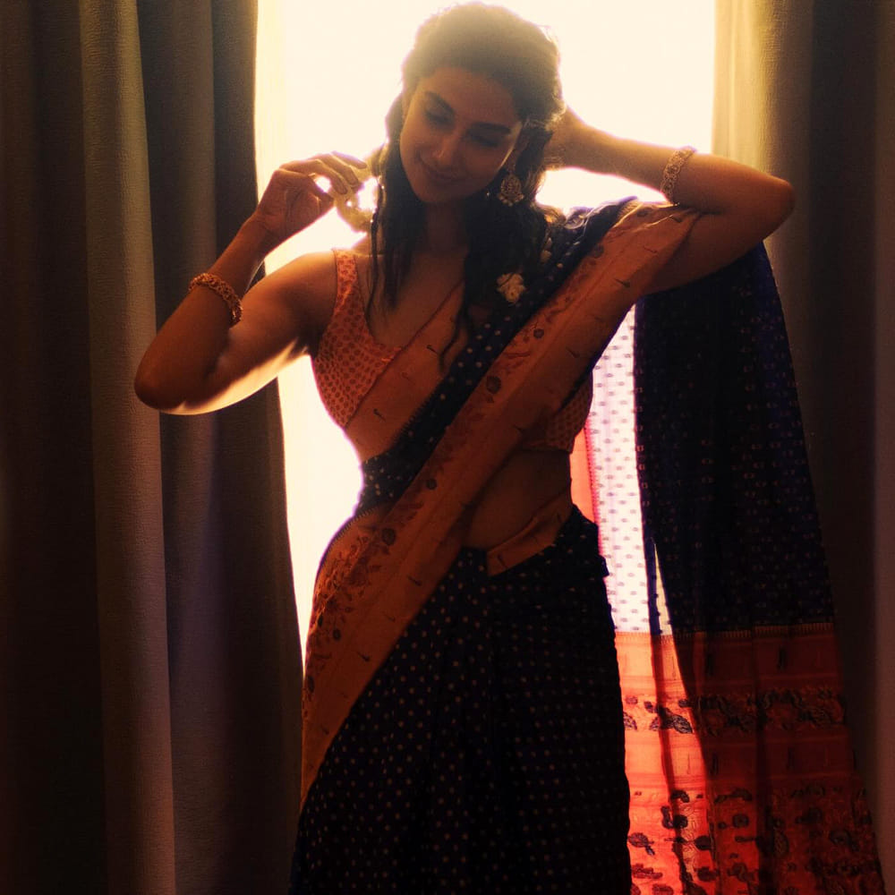 మీనాక్షి చౌదరి. సుశాంత్​ ‘ఇచ్చట వాహనములు నిలుపరాదు’ మూవీతో టాలీవుడ్‌ను పలకరించిన ఈ ముద్దుగుమ్మ.. ఆ తర్వాత మాస్ మహారాజా రవితేజ హీరోగా చేసిన ‘ఖిలాడీ’లో నటించి మెప్పించింది. మాస్ పాటకు స్టెప్పులేసి అదరహో అనిపించింది. హాట్ హాట్ అందాలతో కుర్రాళ్లను గిలిగింతలు పెట్టింది.