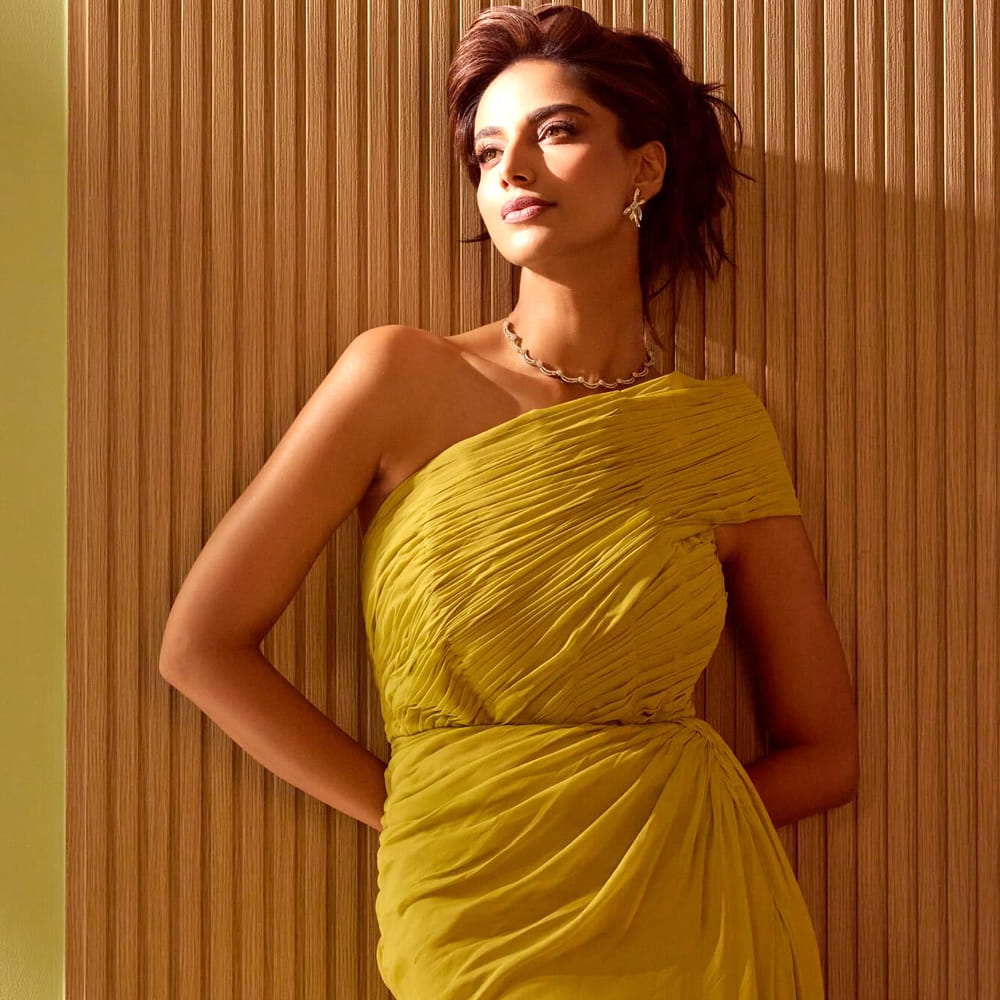 ఆ తర్వాత అడివి శేష్ సరసన ‘హిట్-2’లో చేసింది. కెరీర్ బిగినింగ్ లో కాస్త స్లోగా సినిమాలు చేసిన ఈ ముద్దుగుమ్మ ఇప్పుడు వరుస సినిమాలతో దూసుకుపోతుంది. కెరీర్ స్టార్టింగ్ లోనే సూపర్ స్టార్ మహేష్ బాబు సినిమాలో నటించే అవకాశం అందుకుంది. మహేష్ బాబు నటించిన గుంటూరు కారంలో నటించి మెప్పించింది.