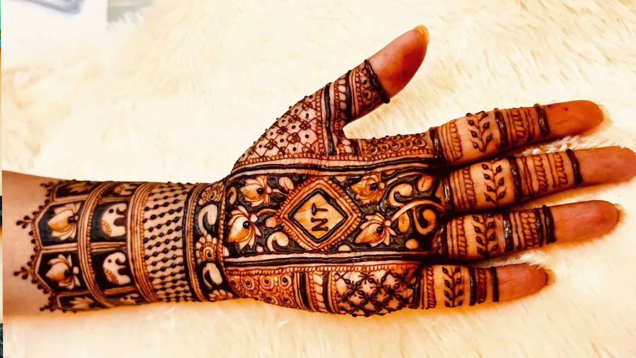 మీరు ఈ మెహందీ డిజైన్‌ను కాపీ చేయవచ్చు. ఈ మెహందీ డిజైన్ చాలా అందంగా కనిపిస్తుంది. ఈ రకమైన 3D మెహందీ డిజైన్ ఈ రోజుల్లో చాలా ట్రెండ్‌లో ఉంది. దీనిలో ఏనుగు, తామర పువ్వు , నెట్ డిజైన్ తయారు చేయబడ్డాయి. ఇది చేతులకు అందాన్ని తీసుకొస్తూ చాలా అందంగా కనిపిస్తుంది. (Credit: mhendi_by_malvikasingh)
