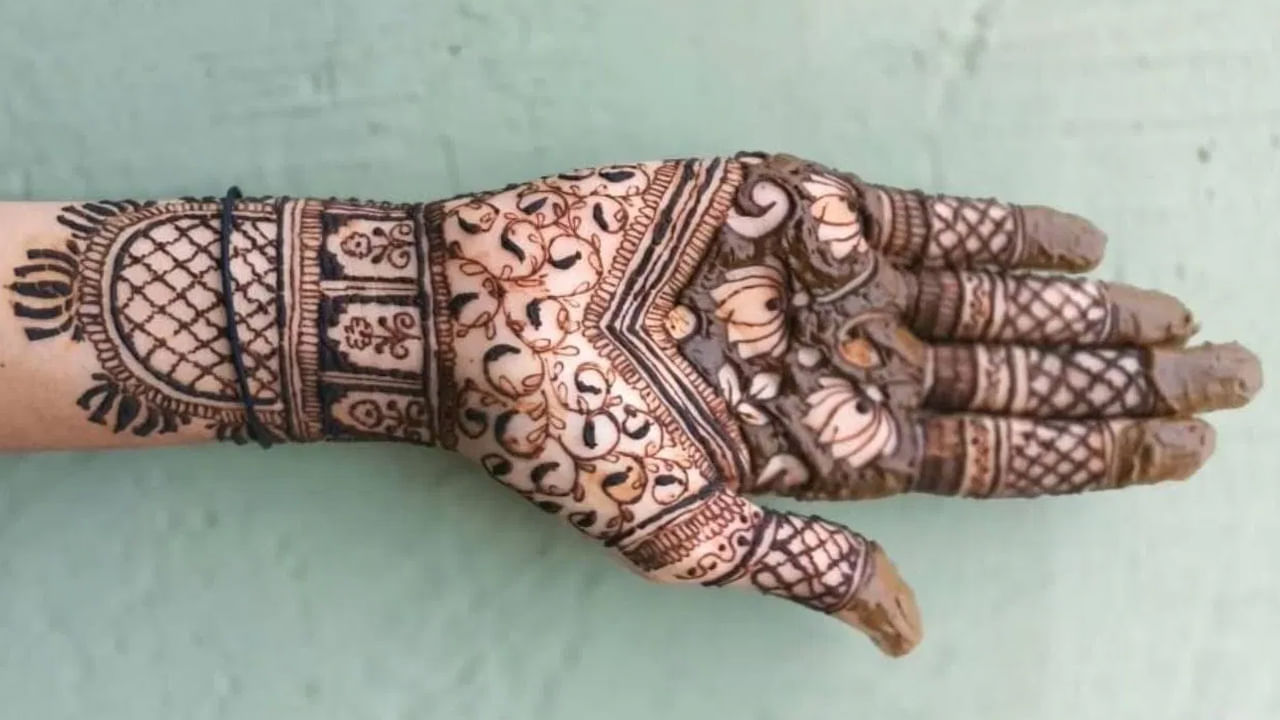  
ఈ మెహందీ డిజైన్ సరళంగా , హుందాగా కనిపిస్తుంది. ఇందులో తామర పువ్వు , నెట్ డిజైన్ ఉన్నాయి. ఇది చాలా సరళంగా, హుందాగా కనిపిస్తుంది. మీరు ఇంట్లో కూడా ఈ రకమైన డిజైన్‌ను అప్లై చేసుకోవచ్చు. (Credit: krisha_mhendi_art )