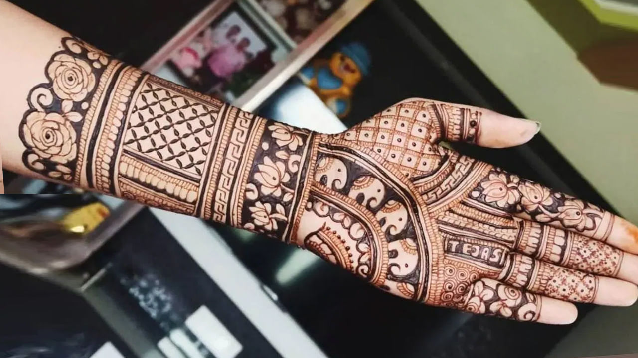 కొత్త వధువులు కూడా ఈ మెహందీ డిజైన్ నుంచి ఆలోచనలను తీసుకోవచ్చు. దీనిలో కూడా దాని చుట్టూ పువ్వులు, ఏనుగు , వల డిజైన్ జత చేశారు. దీంతో ఈ డిజైన్ చాలా అందంగా కనిపిస్తుంది. మీరు మీ ఎంపిక ప్రకారం కొన్ని డిజైన్లను కూడా దీనిలో చేర్చవచ్చు. (Credit: mhendi_art4u )
 