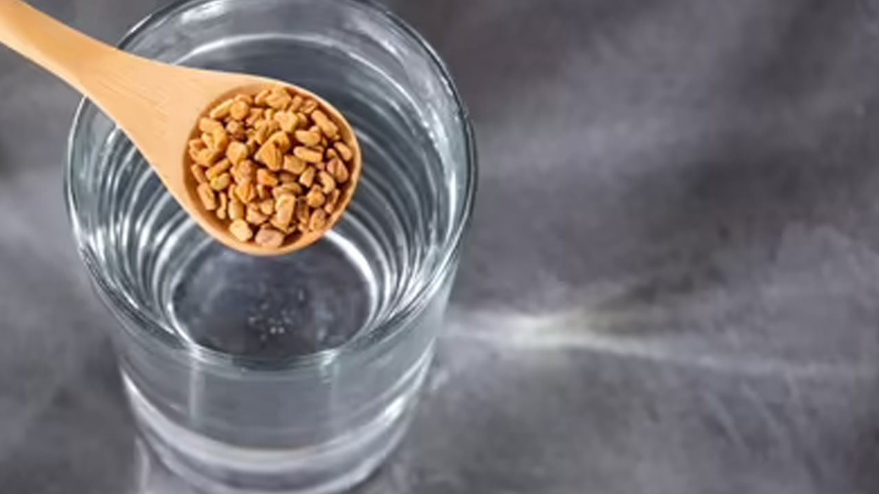 జుట్టు పెరుగుదలకు మెంతి నీరు చాలా మంచిది. ఎందుకంటే? మెంతుల్లో ప్రోటీన్, నికోటినిక్  వంటివి ఎక్కువ మోతాదులో ఉంటాయి. అందువలన ఇవి జుట్టు మూలాలను బలోపేతం చేసి, జుట్టు రాలడాన్ని నివారించడానికి సహాయపడతాయి. అంతే కాకుండా జుట్టు తెల్లబడంటం,  చుండ్రు, దురద వంటి సమస్యలను కూడా తగ్గించగలంట. అందుకే జుట్టు సమస్యలతో బాధ పడే వారు ఈ నీరు తాగడం మంచి ఎంపిక.