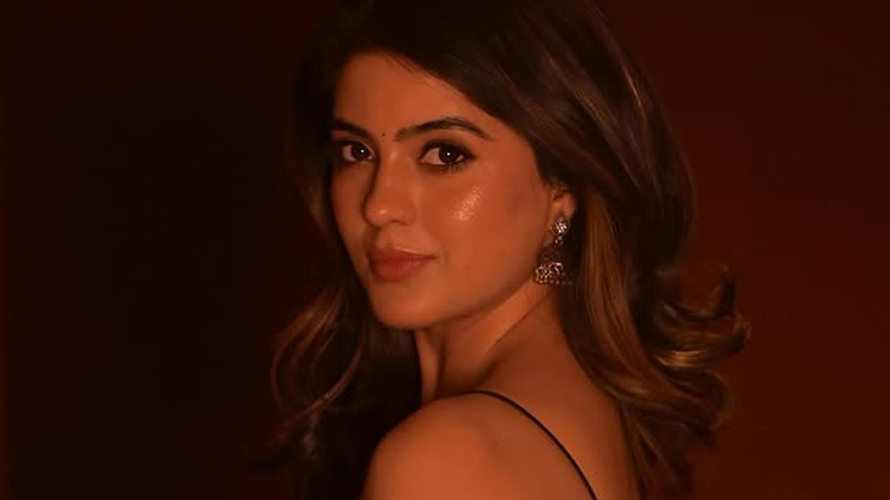 2024లో సంక్రాంతి కనుక జనవరి 12న విడుదలైన తెలుగు సూపర్ హీరో చిత్రం హనుమాన్ సినిమాలో తేజ సజ్జకి జోడిగా కథానాయకిగా నటించి ఆకట్టుకుంది. ఈ చిత్రం బ్లాక్ బస్టర్ కావడంతో పాటు ఈ ఏడాది సంక్రాంతి విన్నర్‎గా నిలిచింది.  అదే ఏడాది బచ్చలమల్లి సినిమా అల్లరి నరేష్ సరసన ఆకట్టుకుంది ఈ బ్యూటీ. 