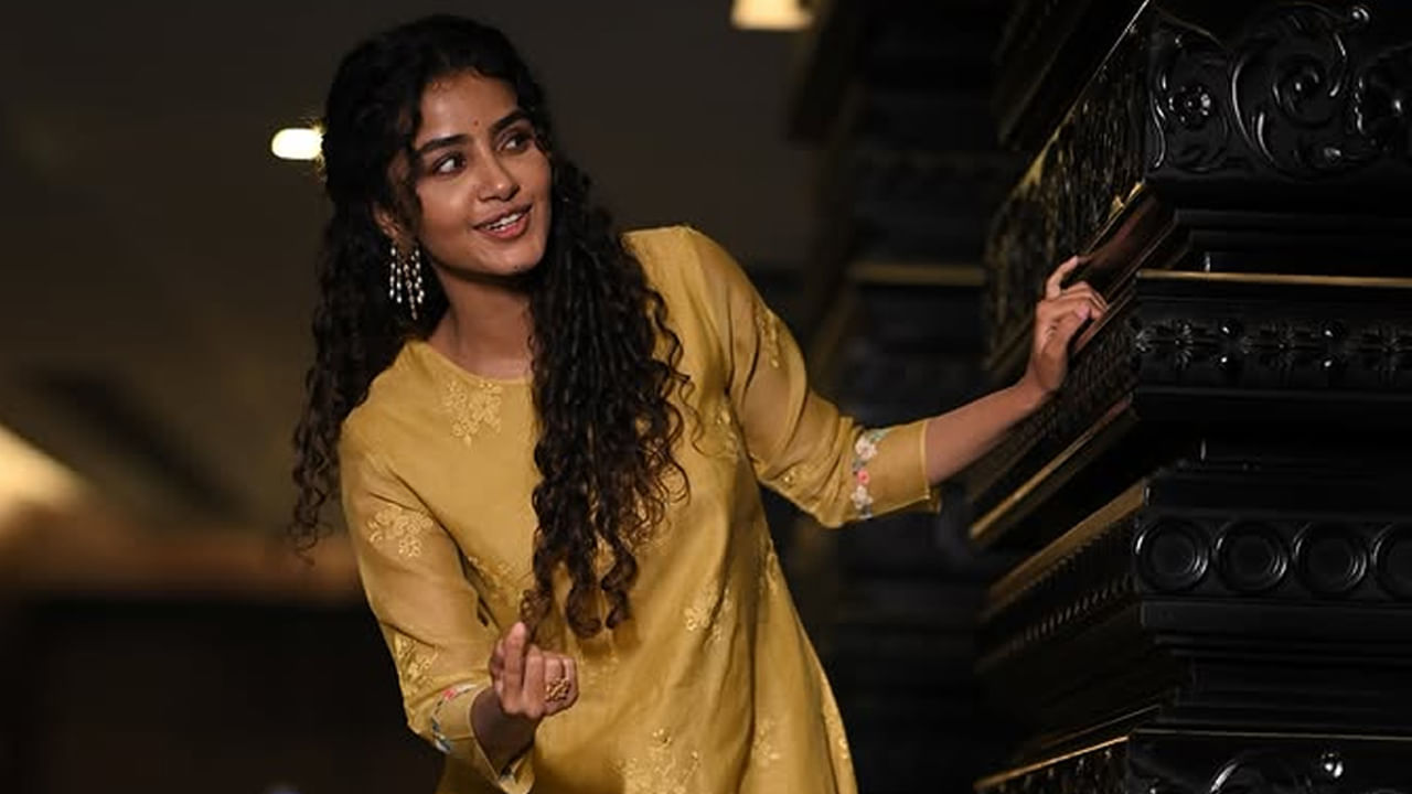 Mesmerizing Anupama Parameswaran