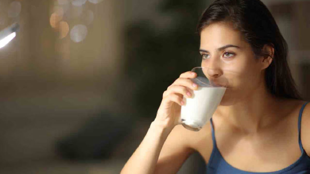 ఇక కొందరు ఉదయం పరగడుపున గ్లాస్ పాలు తాగితే, మరికొంత మంది మాత్రం రాత్రి సమయంలో నిద్రపోయే ముందు గ్లాస్ పాలు తాగి పడుకుంటారు. అయితే ఇలా రాత్రి సమయంలో పాలు తాగడం ఆరోగ్యానికి చాలా మేలు చేస్తుందని చెబుతున్నారు వైద్యులు. అందుకే తప్పనిసరిగా నైట్ టైమ్ పాలు తాగాలంట.