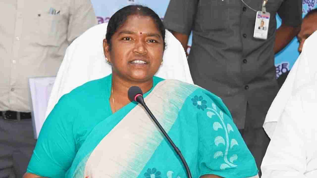 మావోయిస్టు లేఖపై స్పందించిన మంత్రి సీతక్క..! ఒక మహిళ అని కూడా చూడకుండా..