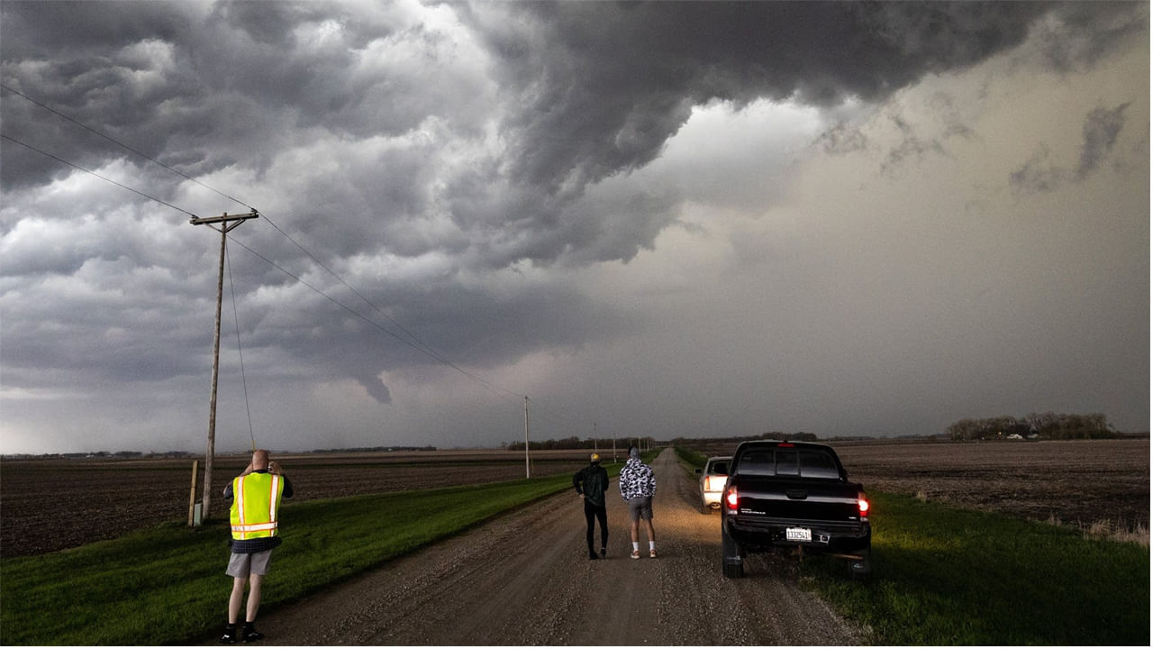 Tornado: అమెరికాలో మరోసారి టోర్నడోల బీభత్సం.. మిన్నెసోటాలో కనిపించిన భయానక దృశ్యాలు!