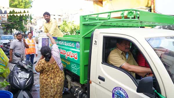 చెత్త బండిలో వచ్చి కొత్త పారిశుద్ధ్య కార్మికుడు.. ముఖం చూసి జనం షాక్!