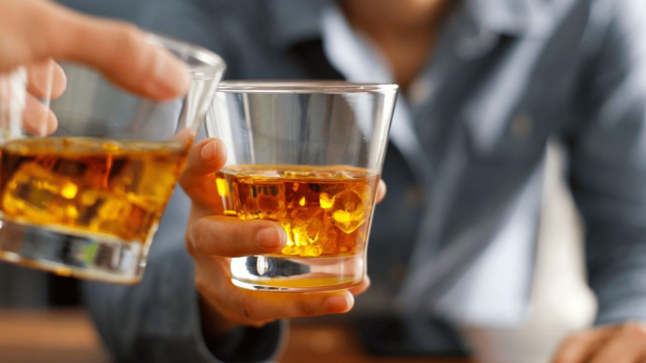 Mixed Alcohol Effects: బీర్, వైన్, విస్కీ కలిపి తాగుతున్నారా..? ఇది ఎంత డేంజరో తెలుసా..?