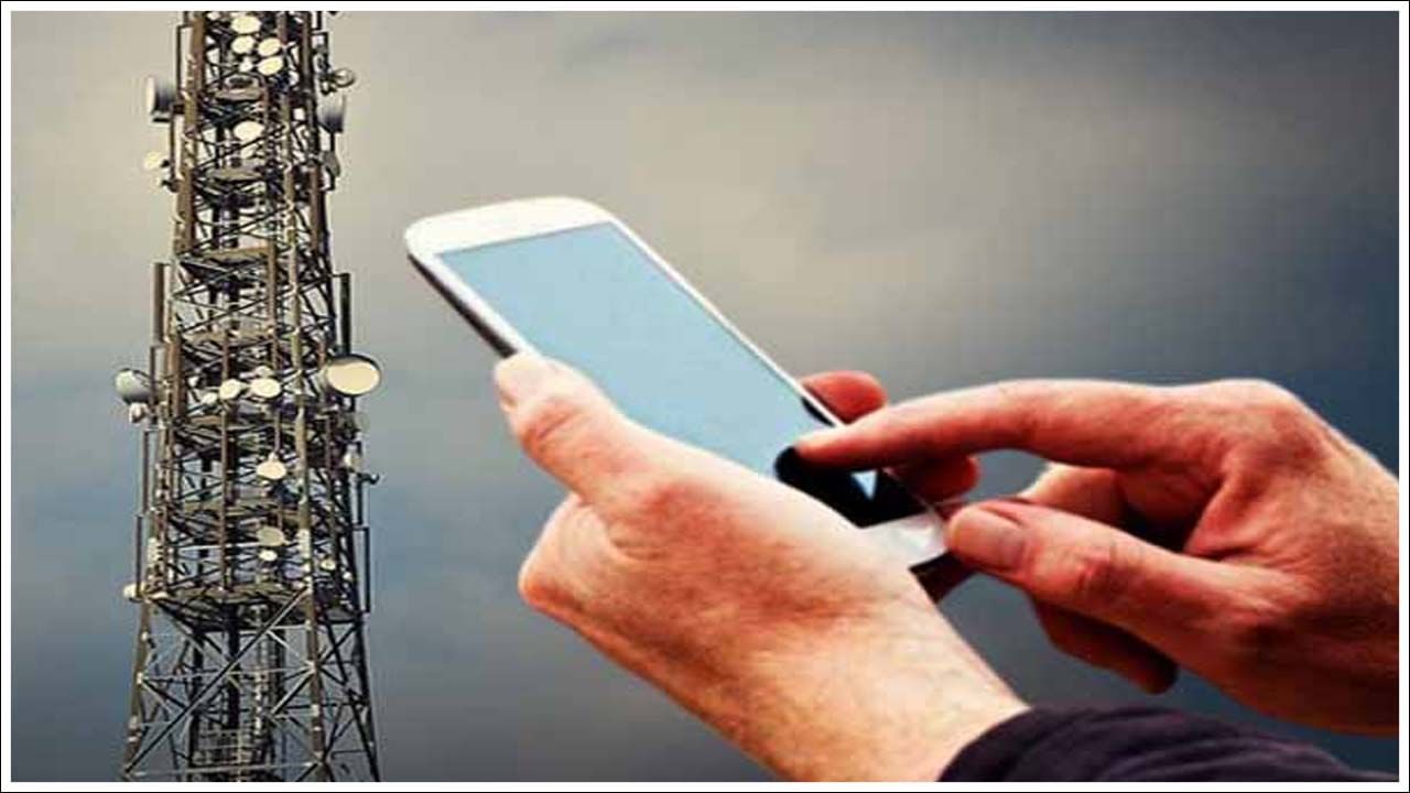 వాట్సాప్ చిట్కాలు: వాట్సాప్ యూజర్లు యాప్‌లో అందించిన కాలింగ్ ఫీచర్‌ను ఉపయోగిస్తున్నారు. అయితే మీరు కాల్ చేస్తున్నప్పుడు మొబైల్ డేటాను సేవ్ చేసుకునే ఫీచర్‌తో యాప్‌లో కూడా ఉందని మీకు తెలుసా? కాల్స్‌ కోసం తక్కువ డేటా ఉపయోగించే ఆప్షన్‌ ఉంటుంది. దీనిని ఎనేబుల్ చేయడానికి వాట్సాప్‌ సెట్టింగ్‌లకు వెళ్లి స్టోరేజ్ అండ్‌ డేటా ఎంపికకు వెళ్లండి. ఇక్కడ మీరు ఈ ఫీచర్స్‌ గుర్తిస్తారు.