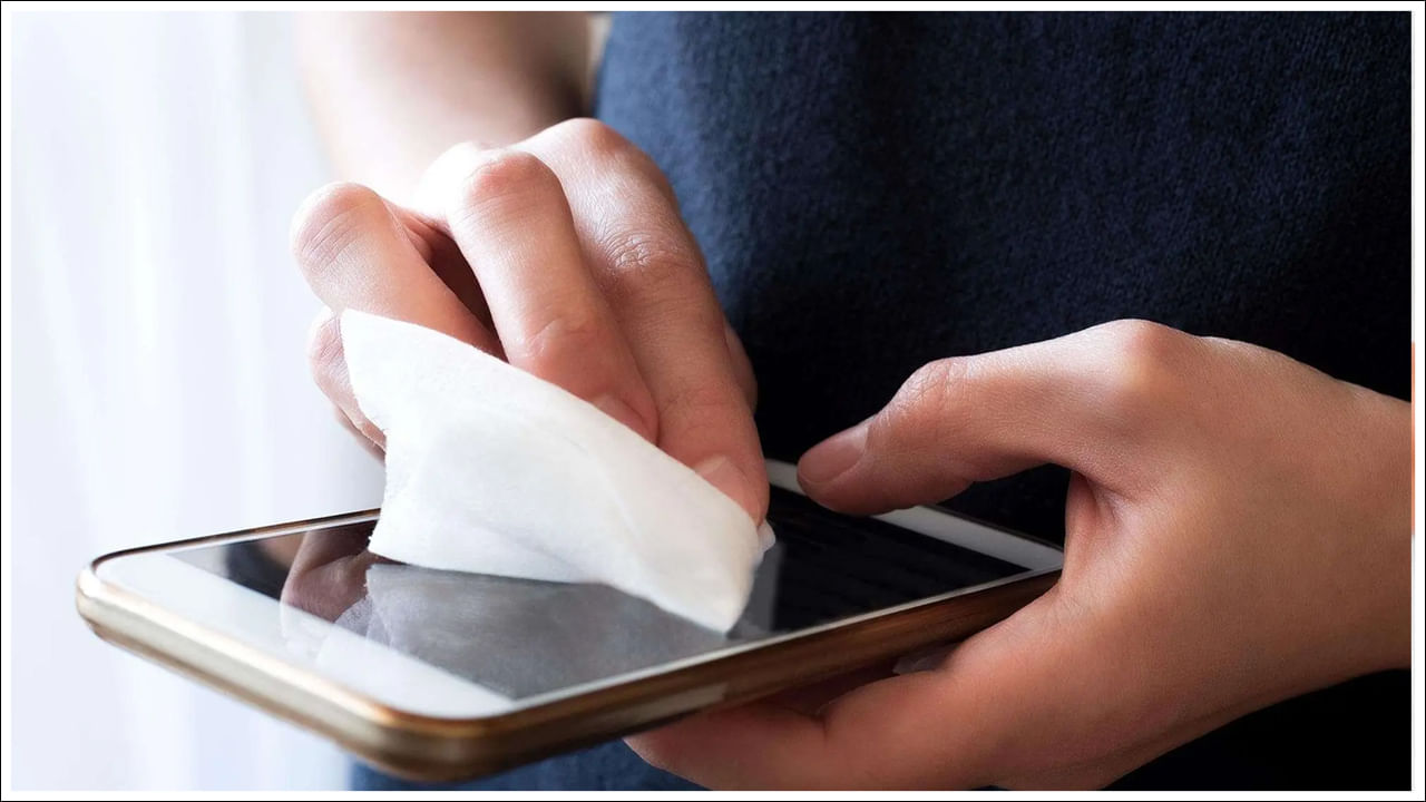 రోజువారీ ఉపయోగం కోసం స్మార్ట్‌ఫోన్‌లు: మనం నిత్య జీవితంలో స్మార్ట్‌ఫోన్‌లను ఎక్కువగా ఉపయోగిస్తున్నందున వాటిపై దుమ్ము, క్రిములు సులభంగా పేరుకుపోయే అవకాశం ఉంది. ఈ పరిస్థితిలో మొబైల్ ఫోన్ స్క్రీన్‌ను శుభ్రం చేయకుండా ఉపయోగించడం వల్ల మొబైల్ స్క్రీన్ పనితీరుపై ప్రభావం చూపడమే కాకుండా, ఆరోగ్య సమస్యలు కూడా వస్తాయి. అందువల్ల స్మార్ట్‌ఫోన్ స్క్రీన్‌ను ఎప్పటికప్పుడు శుభ్రం చేయడం చాలా ముఖ్యం. అయితే కొంతమంది స్మార్ట్‌ఫోన్ స్క్రీన్‌ను ఎలా శుభ్రం చేయాలో తెలియక దానిని దెబ్బతీస్తారు.
