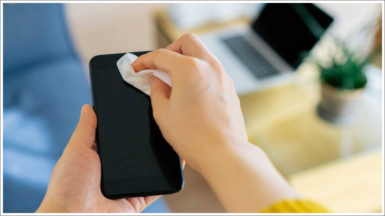 స్మార్ట్‌ఫోన్ స్క్రీన్‌ను సురక్షితంగా ఎలా శుభ్రం చేయాలి? మీ స్మార్ట్‌ఫోన్ స్క్రీన్‌ను శుభ్రం చేయడానికి మైక్రోఫైబర్ వస్త్రాన్ని ఉపయోగించడం ఉత్తమం . ఇతర వస్త్రాలను ఉపయోగించినప్పుడు స్క్రీన్‌పై గీతలు పడే ప్రమాదం ఉంది. అయితే, మైక్రోఫైబర్ వస్త్రాలు మృదువుగా ఉంటాయి కాబట్టి అవి స్క్రీన్‌కు ఎటువంటి నష్టం కలిగించవు.