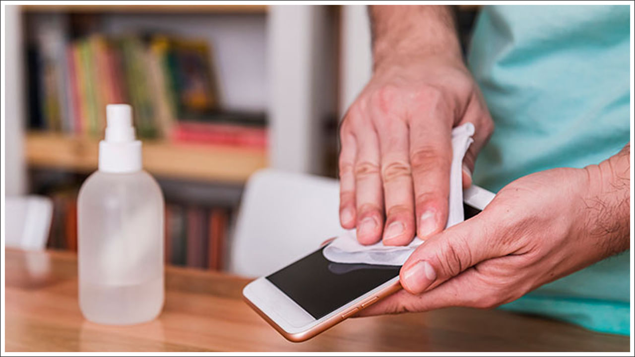 తేలికపాటి తడితో శుభ్రం చేయండి: స్మార్ట్‌ఫోన్ స్క్రీన్‌ను తేలికపాటి తడిగా ఉన్న గుడ్డతో శుభ్రం చేయడం వల్ల దుమ్ము, ధూళి తొలగిపోతాయి. మీరు శుభ్రమైన నీరు లేదా స్మార్ట్‌ఫోన్ స్క్రీన్‌లను శుభ్రం చేయడానికి ప్రత్యేకంగా అమ్మే ద్రవాలను ఉపయోగించవచ్చు.