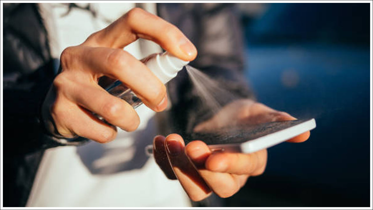 సున్నితంగా శుభ్రం చేయాలి: స్మార్ట్‌ఫోన్ స్క్రీన్‌ను శుభ్రం చేసేటప్పుడు మీరు దానిని వృత్తాకార కదలికలో శుభ్రం చేయాలి. మీ చేతులు ఎక్కువగా తాకే ప్రాంతాలను శుభ్రం చేయాలి. శుభ్రం చేసేటప్పుడు మీరు సున్నితంగా ఉండాలి. మీరు ఎక్కువ ఒత్తిడితో శుభ్రం చేస్తే, స్క్రీన్ విరిగిపోయే అవకాశం ఉంది.