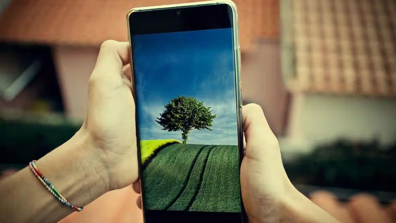 వ్యక్తి జీవితంలో మొబైల్ ఫోన్ అనేది కీలక పాత్ర పోషిస్తుందనే చెప్పాలి. అందుకే దీని విషయంలో కూడా తప్పకుండా పలు జాగ్రత్తలు తీసుకోవాలంట. వాస్తు శాస్త్రంలో మొబైల్ ఫోన్ వాల్ పేపర్ విషయంలో చాలా జాగ్రత్త అవసరం అంటున్నారు నిపుణులు. ఎందుకంటే. ఒక వ్యక్తి తన ఫోన్‌కు వాల్ పేపర్ పెట్టుకోవడానికి ఎన్నింటినో ప్రయత్నిస్తాడు. కొన్ని సార్లు తమ భావోద్వేగాల ప్రకారం వాల్ పేపర్ పెట్టుకుంటారు. 