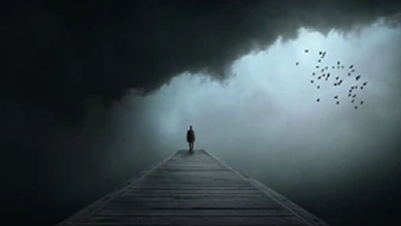 ప్రజలు తరచుగా తమ తమ భావోద్వేగాలతో కూడిన వాల్‌పేపర్‌లను పెట్టుకోవడానికి ఇష్టపడుతుంటారు. ఉదాహరణకు విచారం, మరణం, కోపం, అసూయ లేదా దురాశను ఇలా వారు ఉండే స్థితిని బట్టి వాల్ పేపర్ పెట్టుకుంటారు. అయితే భావోద్వేగాలతో కూడిన వాల్‌పేపర్‌లను మొబైల్‌లో ఉంచడం వల్ల జీవితంలో ప్రతికూలత పెరుగడమే కాకుండా నిరాశ కూడా ఆవహిస్తుందంటున్నారు పండితులు. అలాగే దేవుళ్ల ఫొటోలు కూడా వాల్ పేపర్‌గా పెట్టుకోకూడదంట. దనీి వలన ఇది మీ జాతకంలో గ్రహదోషాన్ని తీసుకొస్తుందని చెబుతున్నారు పండితులు.