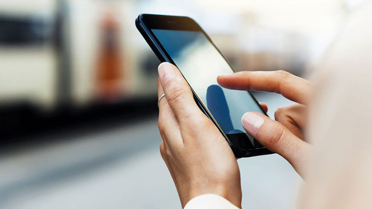 వాస్తు శాస్త్రం చాలా శక్తివంతమైనది అంటారు. ఎందుకంటే? ప్రతి వ్యక్తి జీవితాన్ని ప్రభావితం చేస్తుంది. మన చుట్టూ ఉండే ప్రతి వస్తువు అది దానికి సరైన స్థానంలో లేకపోతే అది ప్రతికూల లేదా సానుకూల ప్రభావాలను చూపుతూ ఉంటుంది. అందుకే వాస్తు నిపుణులు, తప్పకుండా ఏ పని చేసినా వాస్తు నియమాలను కూడా పాటించాలని సూచిస్తుంటారు. అయితే ఇది ఇల్లు, ఇంటి వాతావరణం వంటివాటికే పరిమితం కాదంట. మనం చేతిలో పట్టుకునే మొబైల్ ఫోన్‌కు కూడా వర్తిస్తుందంటున్నారు వారు.