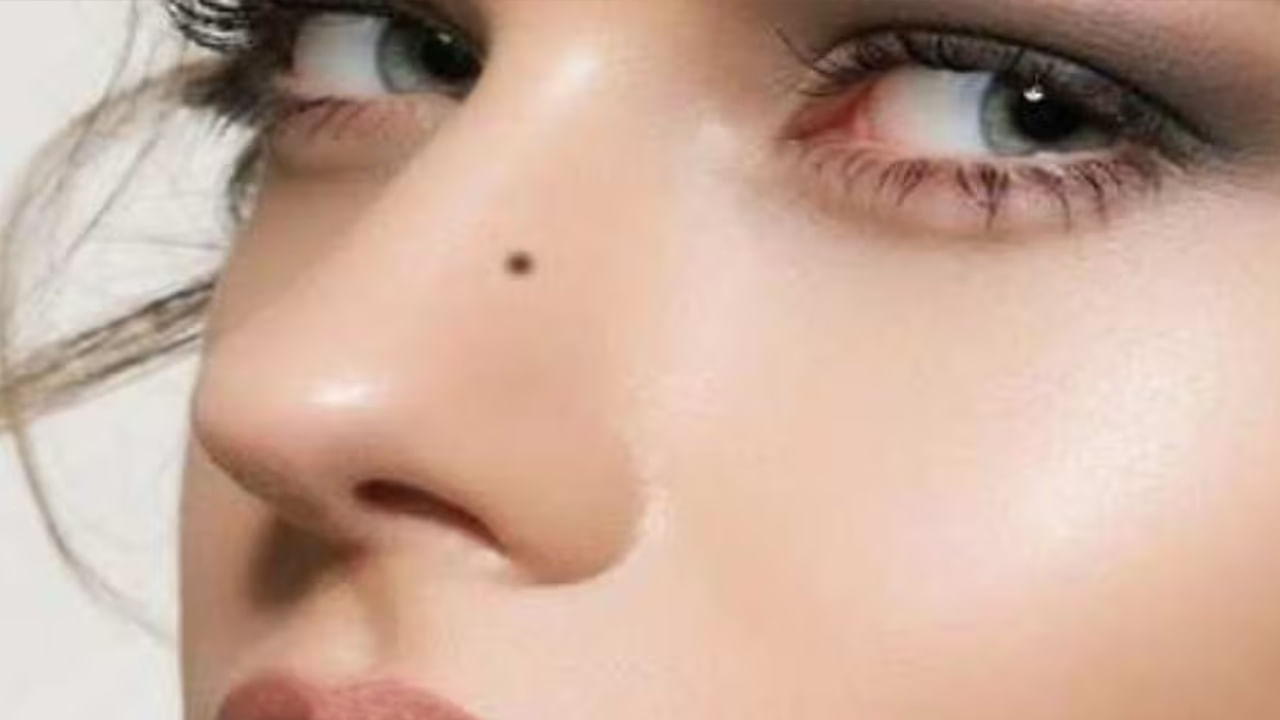 అదే విధంగా సముద్ర శాస్త్రం ప్రకారం ముక్కుపై పుట్టుమచ్చ ఉంటే.. ఈ వ్యక్తి బాగా సంపాదిస్తాడని అర్థం. ఆర్థిక సమస్యలు చాలా తక్కువగా వస్తాయి. అరచేతిలో పుట్టుమచ్చ ఉంటే.. అది జీవితంలో ఆనందం, శ్రేయస్సును కలిగిస్తుందట.