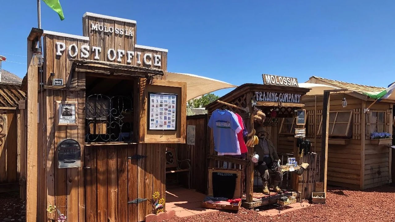 మోలోసియాలో ఒక చిన్న దుకాణం, లైబ్రరీ, స్మశానవాటిక, కొన్ని అధికారికంగా కనిపించే భవనాలు ఉన్నాయి. కెవిన్, అతని కుటుంబం అన్నీ స్వయంగా చూసుకుంటారు. సందర్శకులు దేశాన్ని పర్యటించవచ్చు, కానీ రెండు గంటలు మాత్రమే.