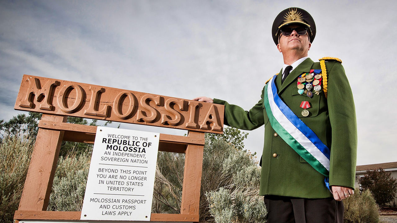 మోలోసియాను 1977లో కెవిన్ బాగ్, అతని స్నేహితుడు ప్రారంభించారు. వారు తమ ఇంటిని కొత్త దేశంగా మార్చాలని నిర్ణయించుకున్నారు. కెవిన్ ఇప్పటికీ అధ్యక్షుడిగా పనిచేస్తున్నాడు. తన కుటుంబంతో కలిసి ప్రతిదీ నడుపుతున్నాడు. ఈ చిన్న దేశానికి దాని స్వంత జెండా, జాతీయ గీతం, కరెన్సీ, చట్టాలు కూడా ఉన్నాయి. 33 మంది నివాసితులు కెవిన్ కుటుంబానికి చెందినవారు. ఇది చిన్నదే కావచ్చు, కానీ ఇది చాలా చక్కగా నిర్వహించబడింది.