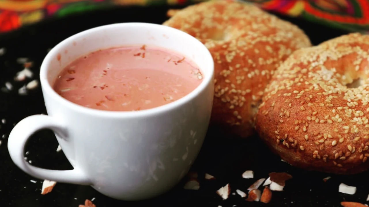 భారతదేశంలో ప్రతి రాష్ట్రం, నగరం, పట్టణంలో కొన్ని ప్రత్యేకమైన రుచి కలిగిన ఆహార పదార్ధాలు ఉన్నాయి. అదేవిధంగా వివిధ రుచులతో కూడిన టీలు కూడా ఇక్కడ ప్రాచుర్యం పొందాయి. వర్షాకాలంలో ఆనందాన్ని రెట్టింపు చేసే 5 విభిన్నమైన రుచికరమైన టీల గురించి మనం ఈ రోజు తెలుసుకుందాం.. 
