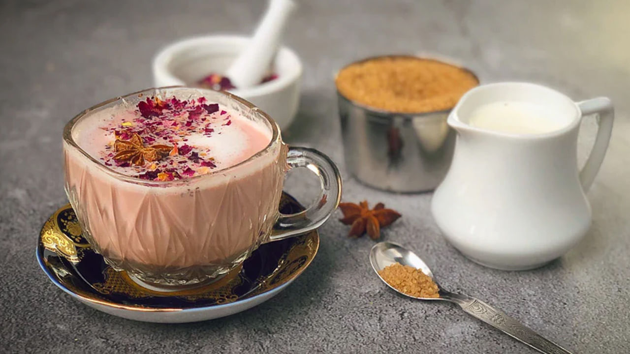 కాశ్మీరీ నూన్ చాయ్
కహ్వా టీతో పాటు నూన్ చాయ్ కూడా కాశ్మీర్‌లో చాలా ప్రాచుర్యం పొందింది. దీనినే షీర్ చాయ్, గులాబీ చాయ్, లేదా కాశ్మీరీ టీ అని కూడా అంటారు. ఇది ఇతర టీల కంటే చాలా భిన్నంగా కనిపిస్తుంది. దీన్ని చూసినప్పుడు ఎవరో మీ ముందు షేక్ చేసి ఉంచినట్లు అనిపిస్తుంది. నిజానికి ఈ టీ గులాబీ రంగులో ఉంటుంది. దీని రుచి కూడా సాధారణ టీ కంటే చాలా భిన్నంగా ఉంటుంది.