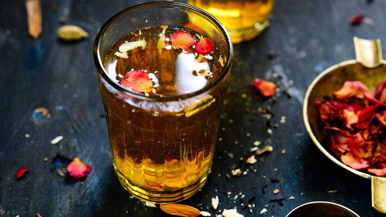 మసాలా టీ
వర్షాకాలంలో వివిధ రకాల ఫ్లేవర్ టీల గురించి మాట్లాడుకుంటే.. ప్రజలు మసాలా టీ తాగడానికి ఎక్కువగా ఇష్టపడతారు. దీని రుచి చాలా బలంగా ఉంటుంది. ఈ టీని తాగిన వెంటనే ఉత్సాహంగా ఉంటుంది. రోడ్డు పక్కన ఉన్న స్టాల్‌లో దీన్ని తాగడం సరదాగా ఉంటుంది. అయితే మీరు ఇంట్లోనే మసాలా తయారు చేసుకుని వర్షంలో మసాలా టీని తాగుతూ ఆస్వాదించవచ్చు.
