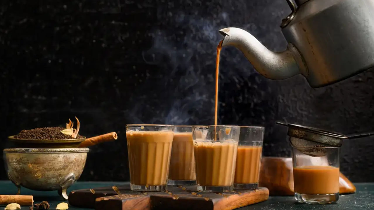 ఇరానీ టీ
ఇరానీ చాయ్ హైదరాబాదులో చాలా ప్రసిద్ధి చెందిన ఒక రకమైన పాలు కలిపిన టీ. ఈ ఛాయ్ సాధారణ టీ కంటే భిన్నంగా ఉంటుంది. ఎందుకంటే టీ, పాలు రెండిటినీ వేరుగా వేడి చేసి ఆ తర్వాత వీటిని కలుపుతారు. ఇలా చేయడం వలన క్రీమీ, మందపాటి రుచి వస్తుంది. ఈ టీని ఇరానీ పావ్ లేదా బిస్కెట్లతో వడ్డిస్తారు.
