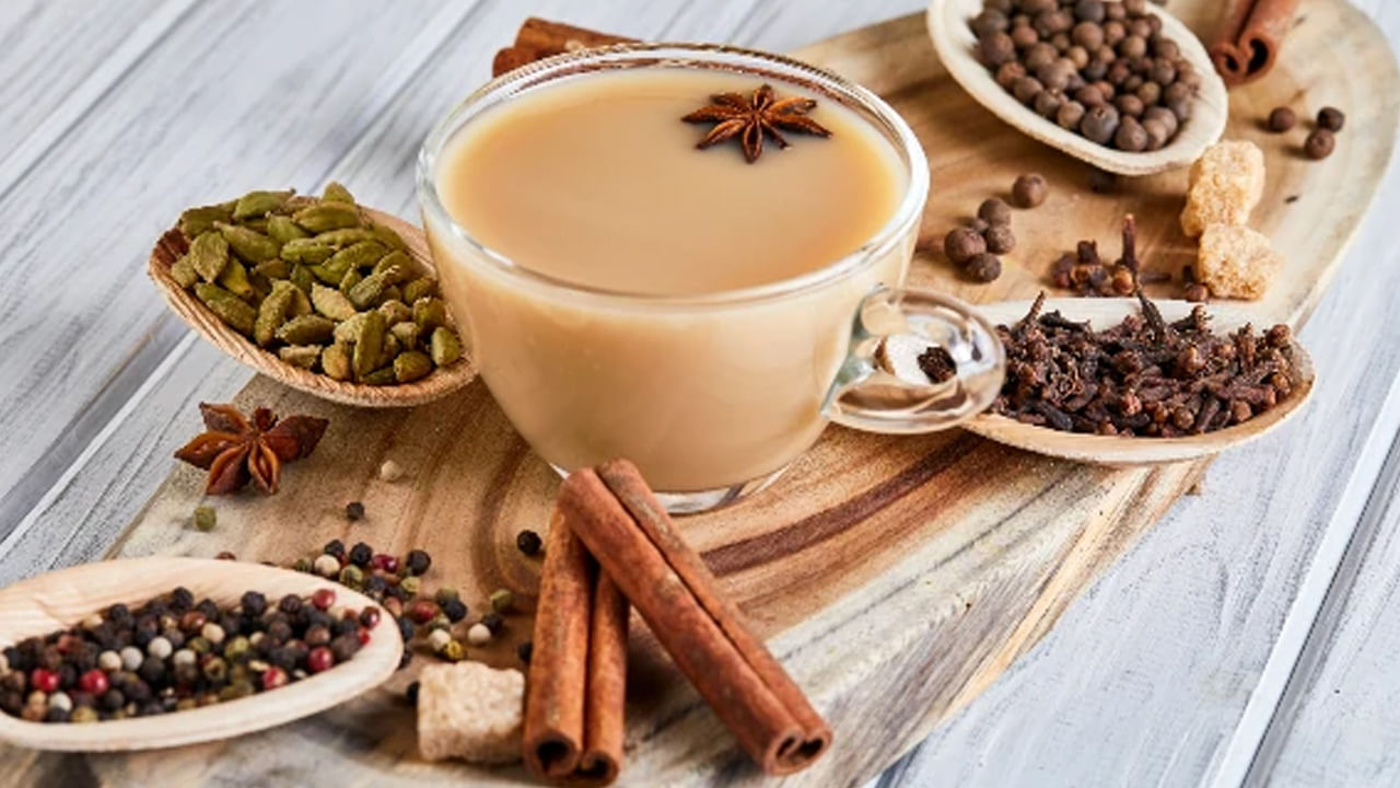 కాశ్మీరీ కహ్వా టీ
కాశ్మీర్ లోని కహ్వా టీని విదేశీ పర్యాటకులు కూడా ఇష్టపడతారు. ఇది రుచికరంగా ఉండటమే కాదు ఆరోగ్యకరమైనది కూడా. దీనిని కుంకుమపువ్వు, దాల్చిన చెక్క, లవంగాలు, బాదం, వాల్‌నట్స్ వంటి ద్రవ్యాలతో తయారు చేస్తారు. ఎవరైనా సరే ఖచ్చితంగా ఈ సుగంధ టీని ఒకసారైనా ప్రయత్నించండి. 
