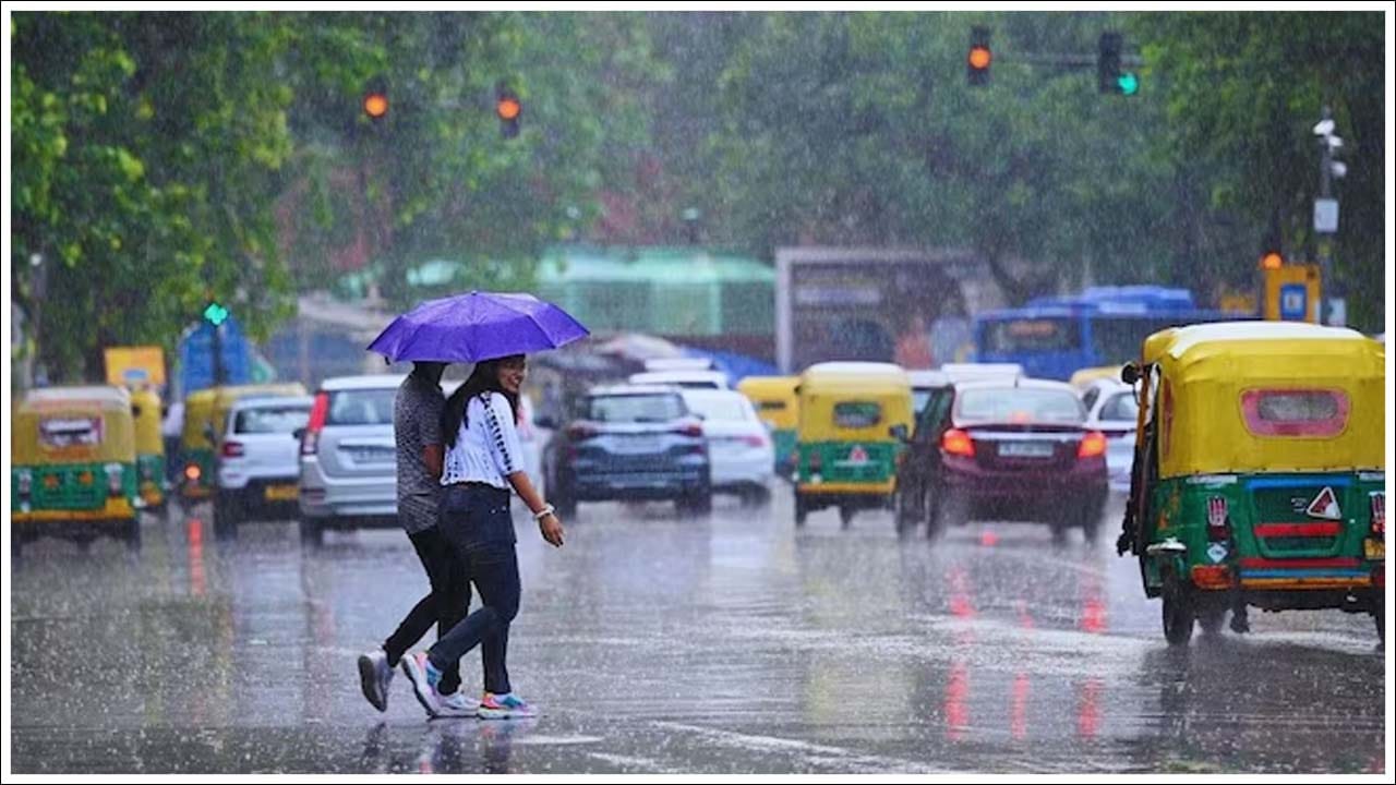 రెడ్ అలర్ట్ అత్యంత తీవ్రమైన హెచ్చరిక. ఇది చాలా భారీ వర్షపాతాన్ని సూచిస్తుంది. అంటే రెడ్ అలర్ట్ జారీ చేసినప్పుడు జిల్లాల్లో 204.4 మి.మీ కంటే ఎక్కువ వర్షపాతం నమోదవుతుంది. ఈ రెడ్‌ అలర్ట్‌ హెచ్చరికను జారీ చేసినప్పుడు ప్రజలు అప్రమత్తంగా ఉండాల్సి ఉంటుంది. బయటికి వెళ్లకుండా జాగ్రత్తగా ఉండాలి. దీంతో అధికారులు కూడా భద్రతా కోసం చర్యలు తీసుకుంటారు.