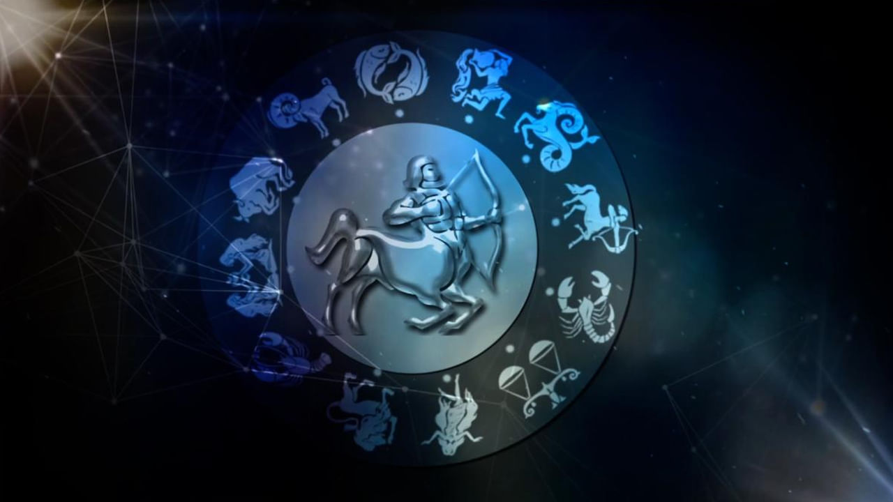 ధనస్సు రాశి : ధనస్సు రాశి వారికి చంద్రుడి సంచారంతో అనేక శుభ ఫలితాలు కలుగుతాయి. అంతే కాకుండా ఈ రాశుల వారికి పట్టిందల్లా బంగారమే కానుంది. ఆర్థికంగా అనేక లాభాలు పొందుతారు. రియలెస్టేట్ రంగంలో ఉన్నవారికి కలిసి వస్తుంది. చేతిలో డబ్బు ఉండటం మీకు చాలా ఆనందాన్ని ఇస్తూ.. రోజంతా చాలా సంతోషంగా గడుపుతారు.