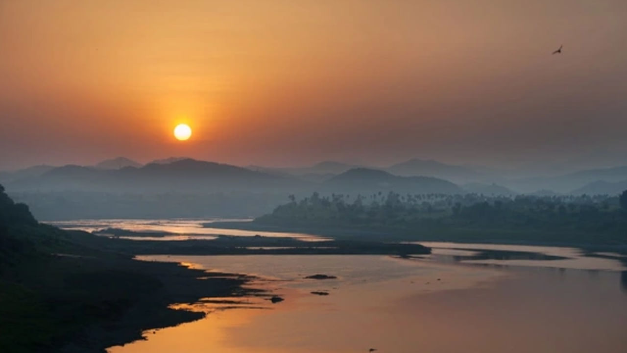 నీటి ఉష్ణోగ్రత – పరిసరాల ఉష్ణోగ్రతకు విరుద్ధంగా ఉంటుంది. శీతాకాలంలో గాలి మంచుతో నిండినప్పటికీ నీరు వెచ్చగా ఉంటుంది. వేసవిలో ఉష్ణోగ్రత 45 డిగ్రీలు దాటినా.. చెరువులు, నదుల్లోని నీరు చల్లగా ఉంటుంది. ఈ తేడాలెందుకు ఏర్పడతాయంటే..