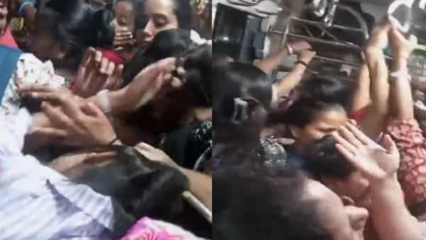 Viral Video: రన్నింగ్ ట్రైన్లో రక్తం వచ్చేలా కొట్టుకున్న మహిళలు.. వైరల్ అవుతున్న వీడియో!