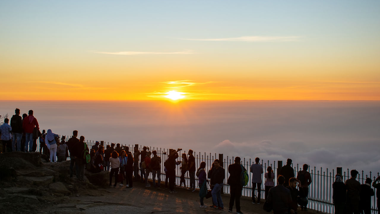 నంది హిల్స్, కర్ణాటక: ఈ ప్రాంతంలో మొదటి సూర్యోదయాన్ని చూస్తే ఆ ఫీలింగ్ మాటాల్లో చెప్పలేమని పర్యాటకుల అభిప్రాయం. ఇక్కడికి లైఫ్ లో ఒక్కసారైనా వెళ్లి సూర్యోదయం చూడాలి.