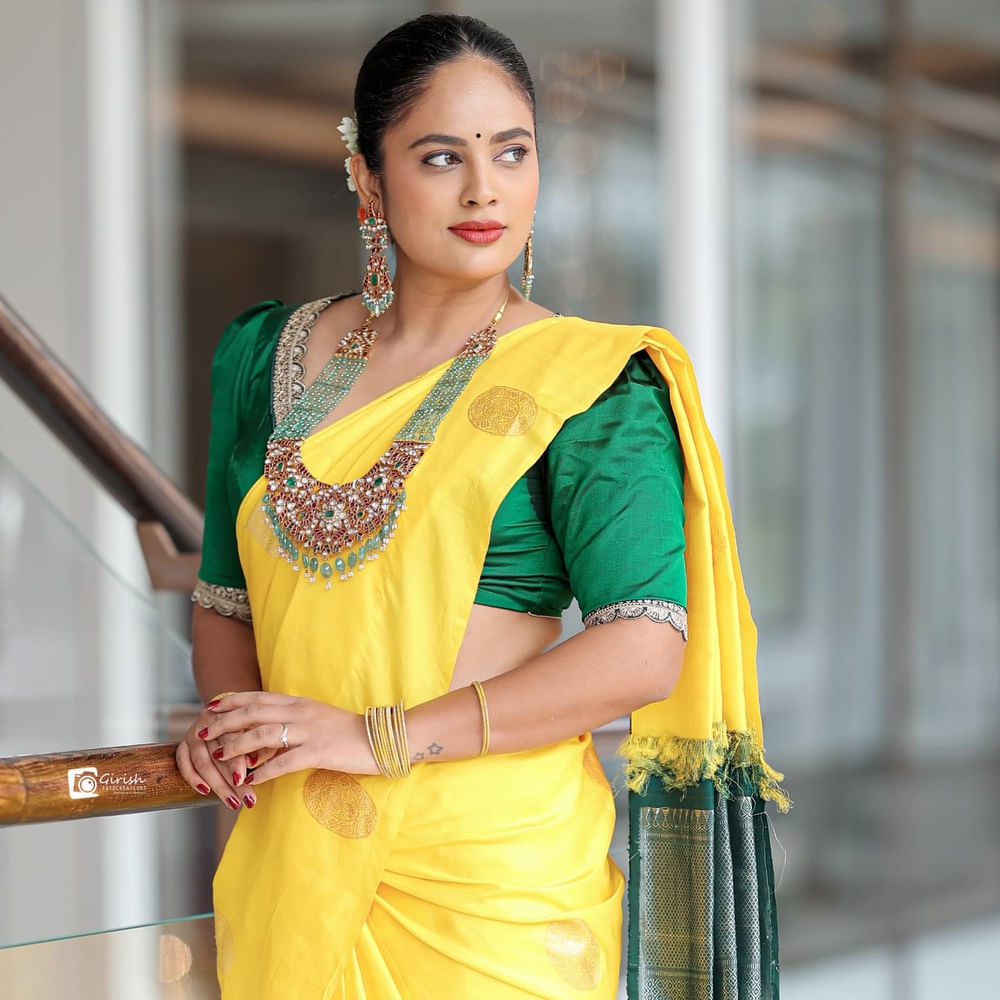 ఇక సోషల్ మీడియాలో రెగ్యులర్ గా ఫోటోలు షేర్ చేస్తూ అభిమానులను ఆకట్టుకుంటుంది నందిత శ్వేత. తాజాగా ఈ బ్యూటీ షేర్ చేసిన ఫోటోలు నెట్టింటవైరల్ గా మారాయి. ఈ ఫోటోలపై నెటిజన్స్ క్రేజీ కామెంట్స్ చేస్తున్నారు. ఇంత అందంగా ఉన్న హీరోయిన్ కు ఆఫర్స్ ఎందుకు రావడం లేదు అంటూ కామెంట్స్ చేస్తున్నారు నెటిజన్స్.