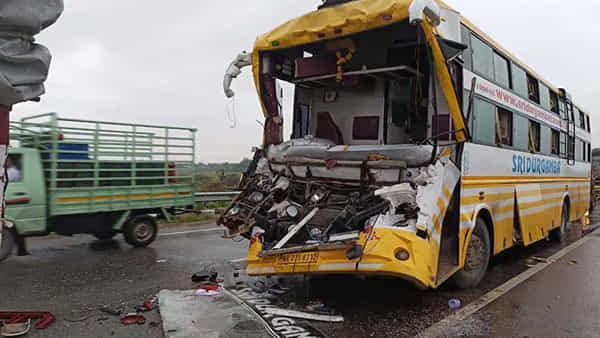 Narayanpet Bus Accident: ఘోర రోడ్డు ప్రమాదం.. ఆగివున్న లారీని ఢీకొట్టిన ట్రావెల్స్ బస్సు! తెల్లవారుజామున ఘటన